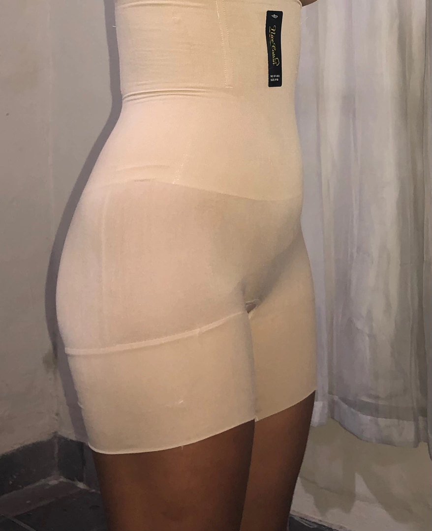 Cliente usando o Short Cinta Modeladora bege