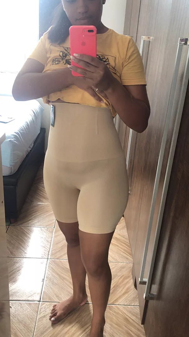 Cliente usando o Short Cinta Modeladora bege