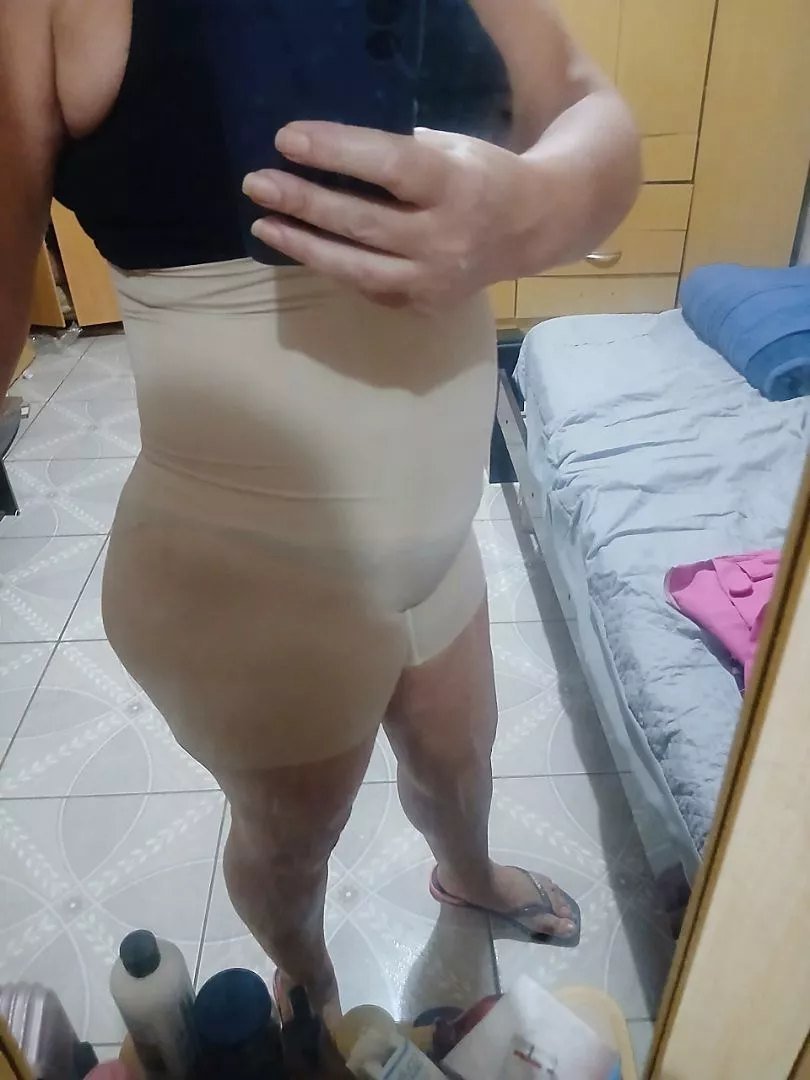 Cliente usando o Short Cinta Modeladora bege