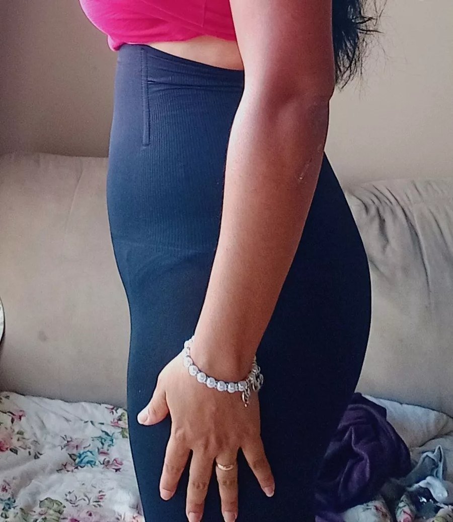 Cliente usando o Short Cinta Modeladora por baixo da roupa